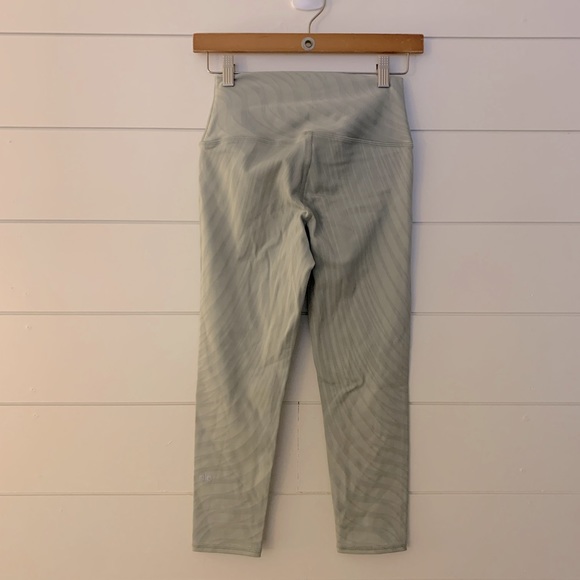 🤍 EUC Worn Once Alo Yoga High Rise 7/8 Length Pistachio Waves Airbrush Leggings - Picture 4 of 5